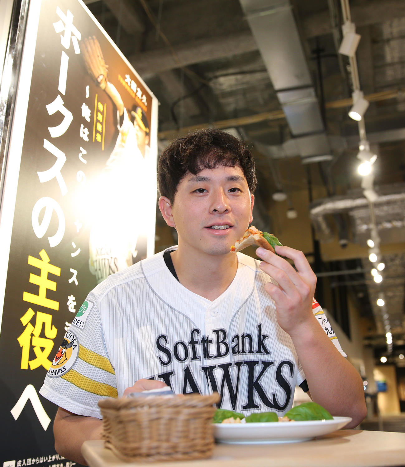 特別展示「ホークスの主役へ～俺はこのチャンスを活かす～」を事前に内覧しコラボグルメを試食する大関（撮影・冨田成美）