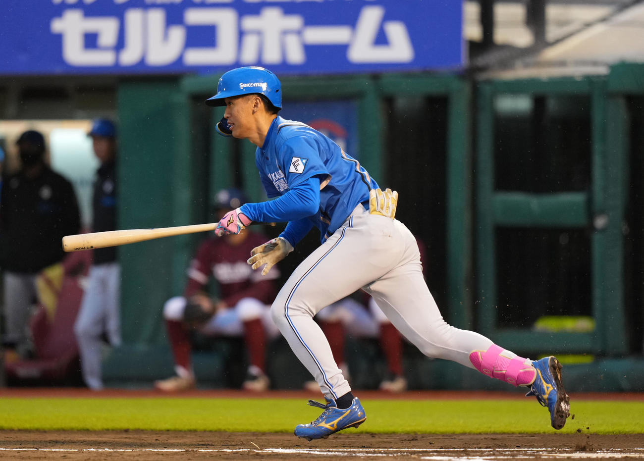 楽天対日本ハム　1回表日本ハム2死一、三塁、中前適時打を放つ加藤豪（撮影・横山健太）