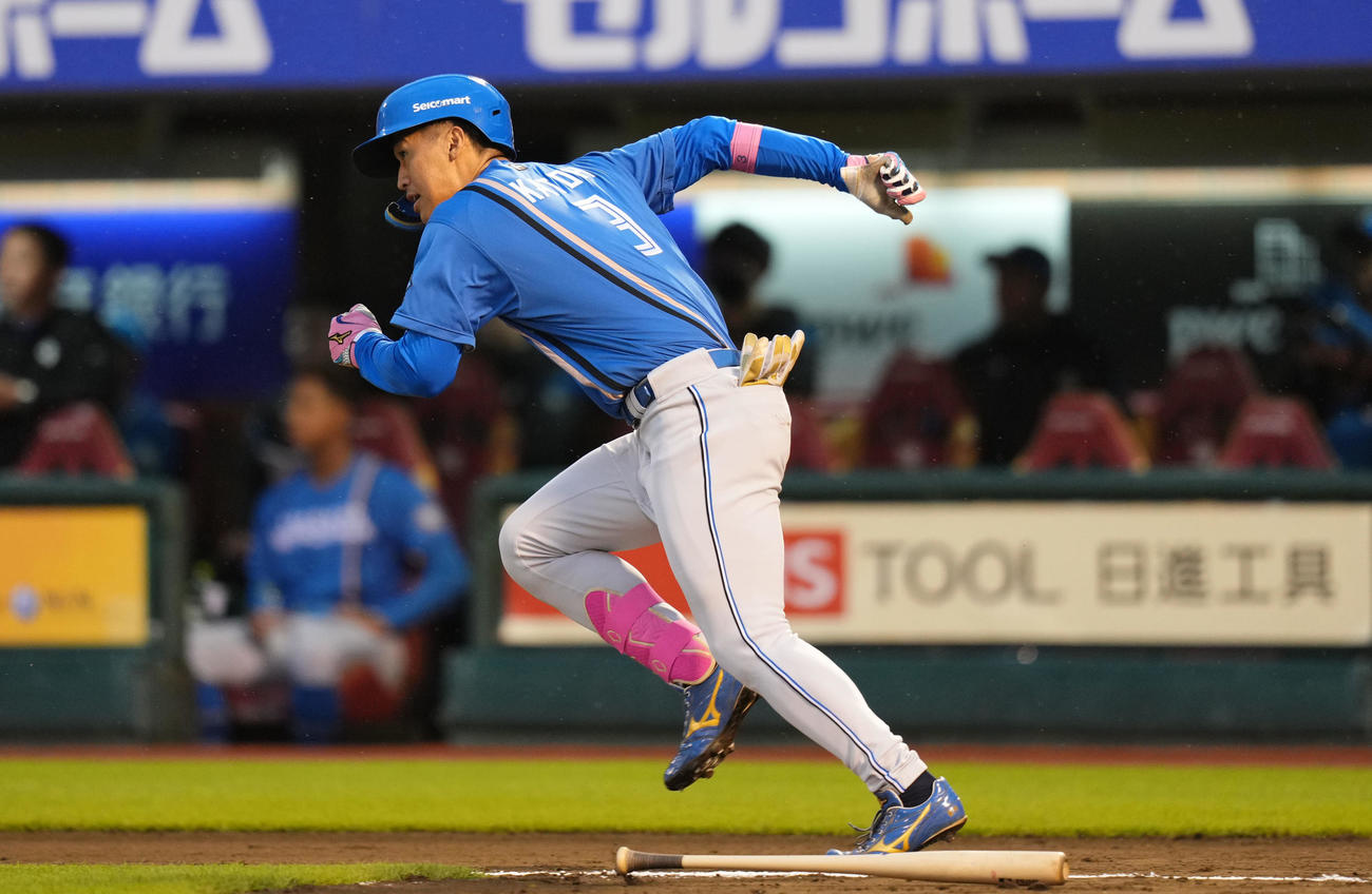 楽天対日本ハム　1回表日本ハム2死一、三塁、中前適時打を放つ加藤豪（撮影・横山健太）