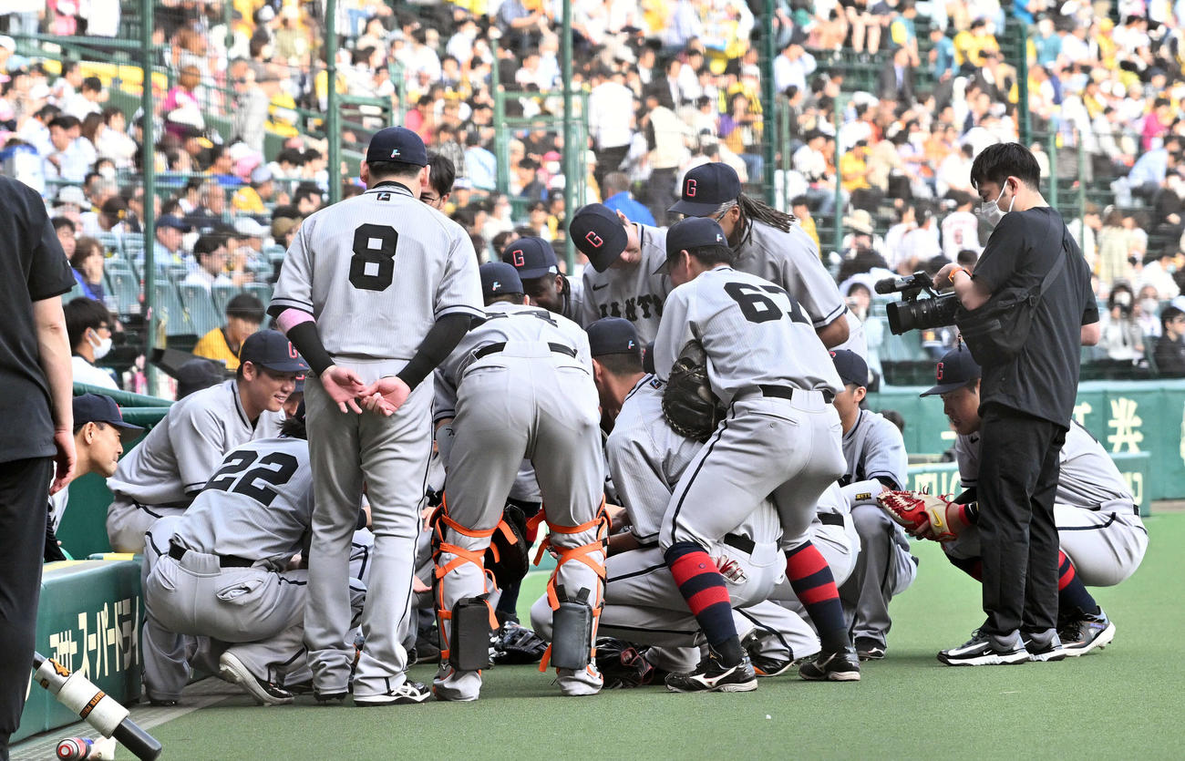 阪神対巨人　試合前に復刻ユニホーム姿で円陣を組む巨人の選手たち（撮影・滝沢徹郎）