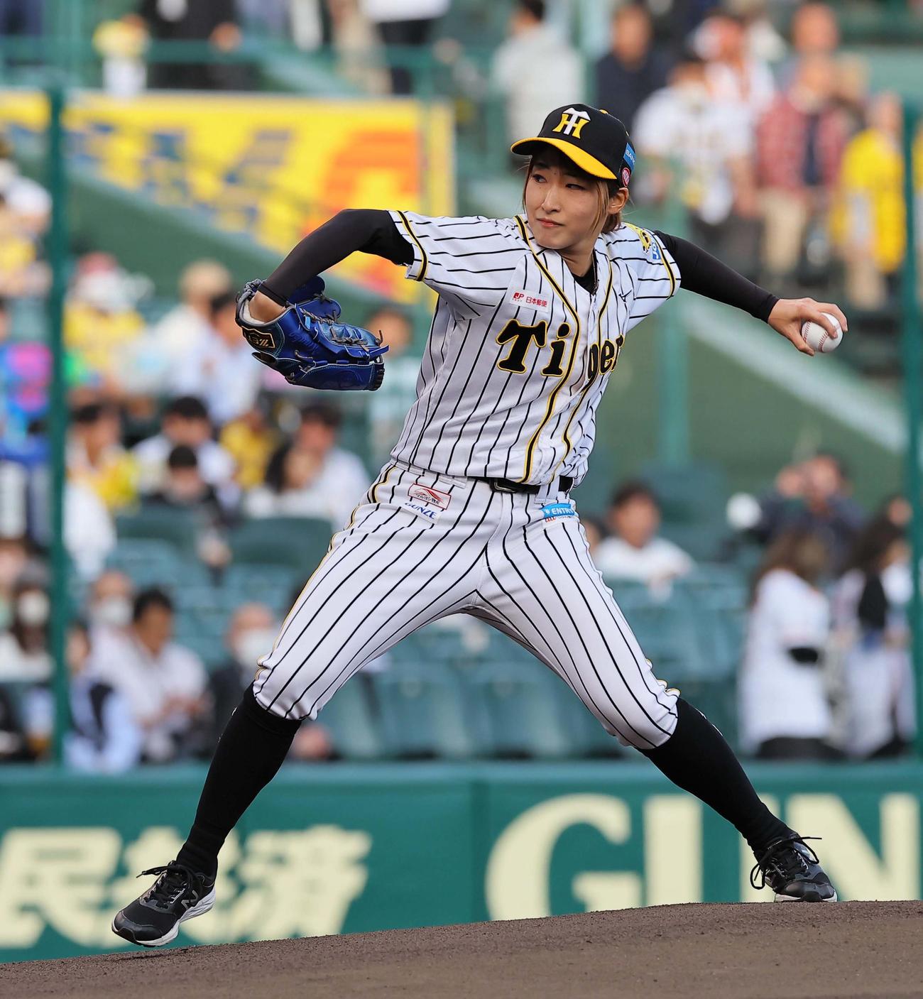阪神対巨人　ファーストピッチセレモニーで投球する阪神タイガースWomen植村（撮影・上田博志）