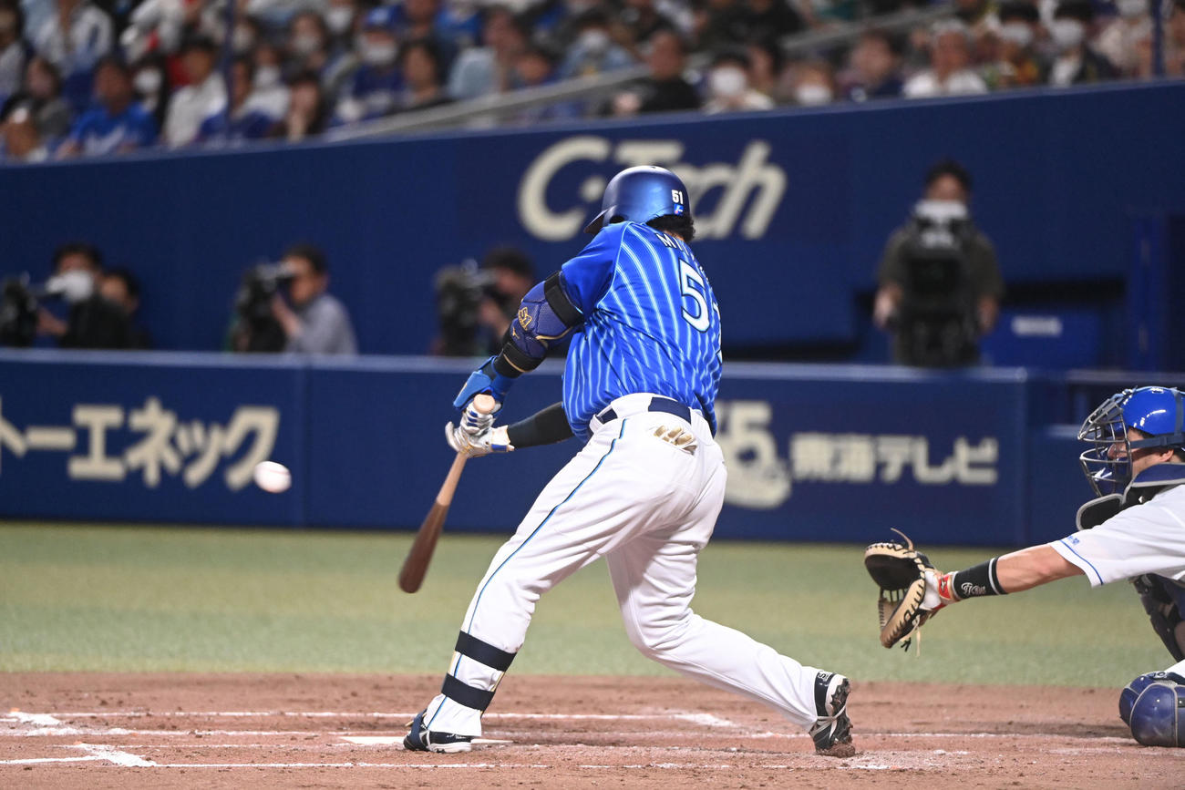 中日対DeNA 4回表DeNA1死、右前安打を放つ宮崎（撮影・森本幸一）