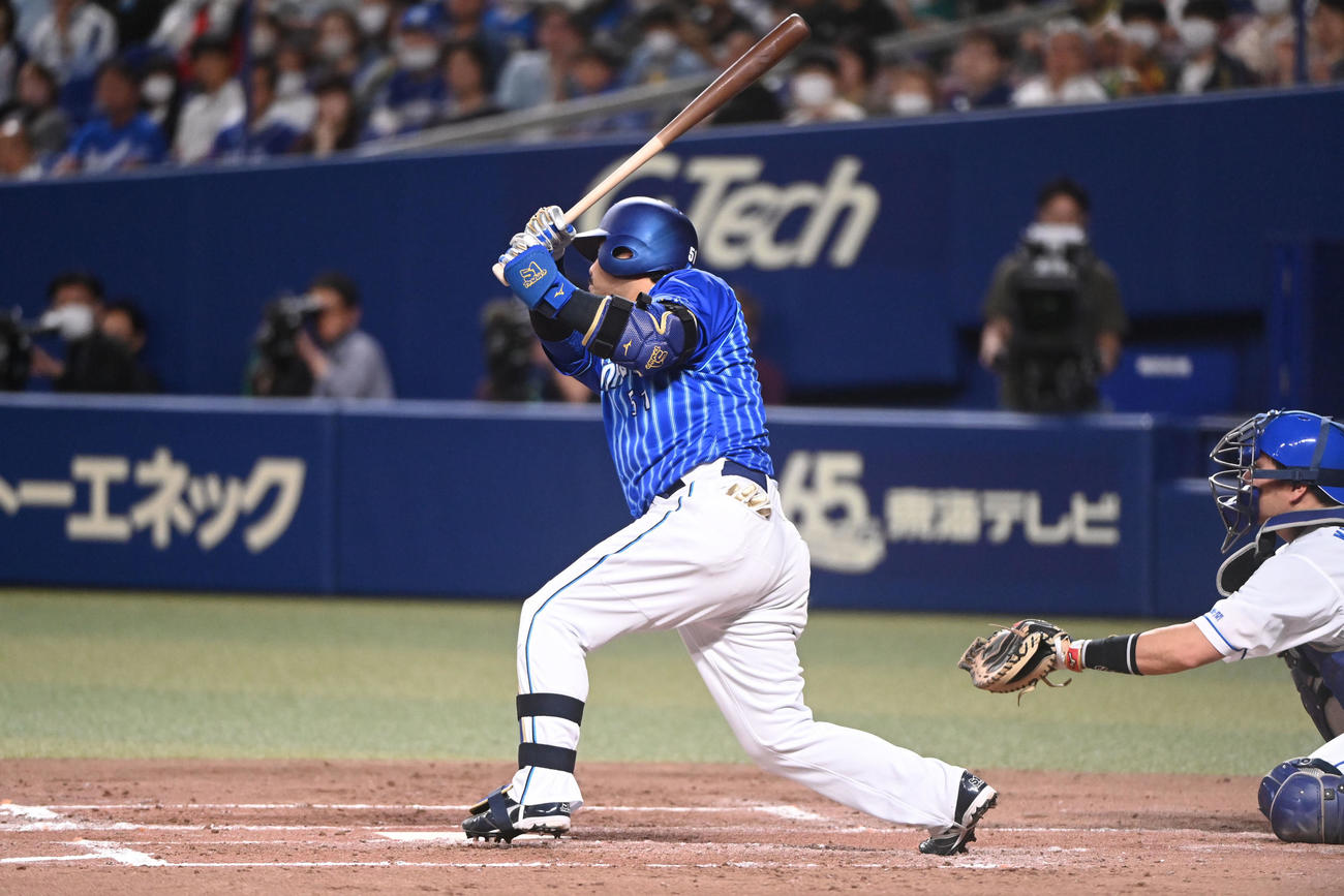 中日対DeNA 4回表DeNA1死、右前安打を放つ宮崎（撮影・森本幸一）