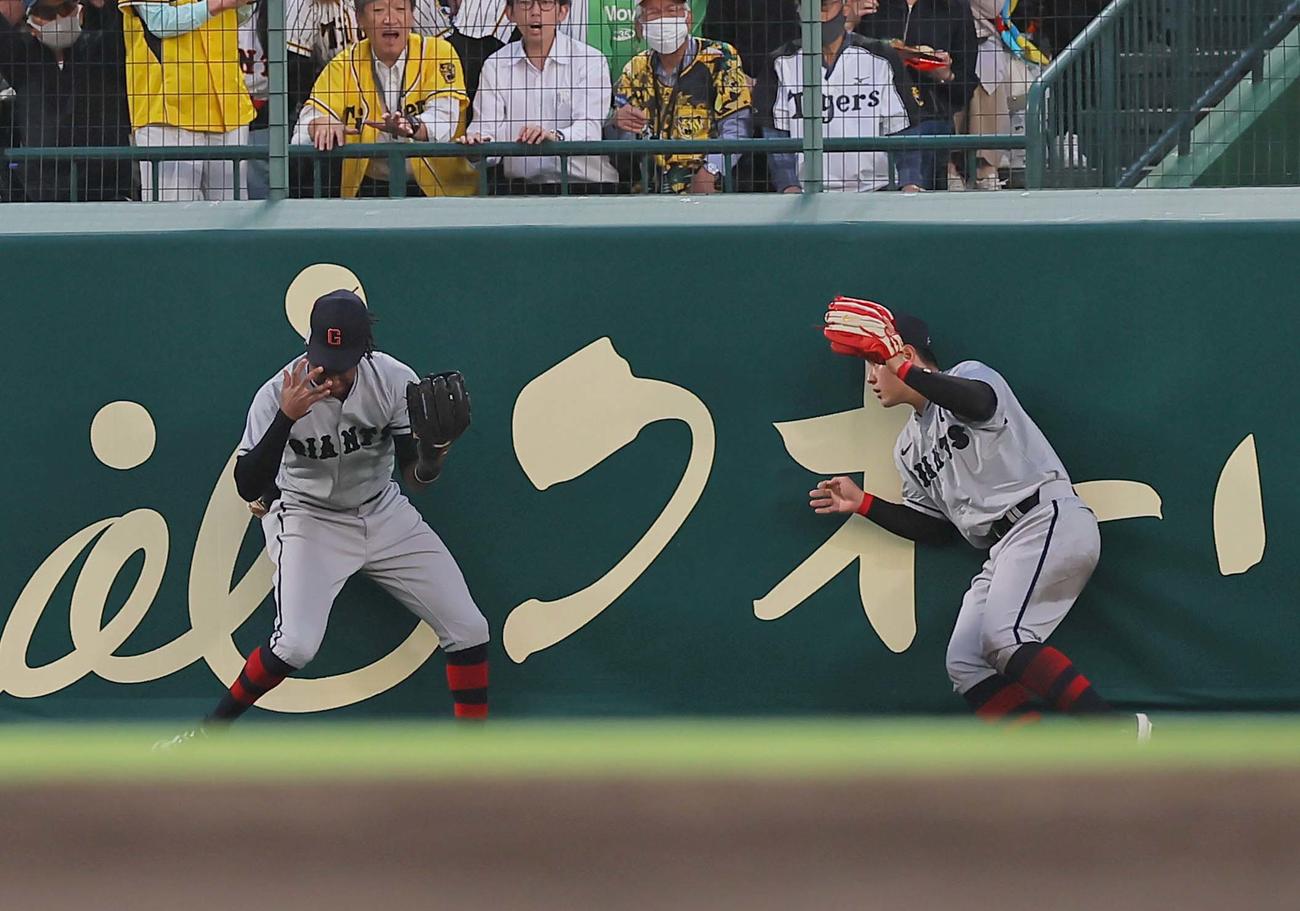 阪神対巨人　4回裏阪神2死一塁、大山の中飛を追い交錯する中堅手のブリンソン（左）と左翼手の岡本（撮影・上田博志）