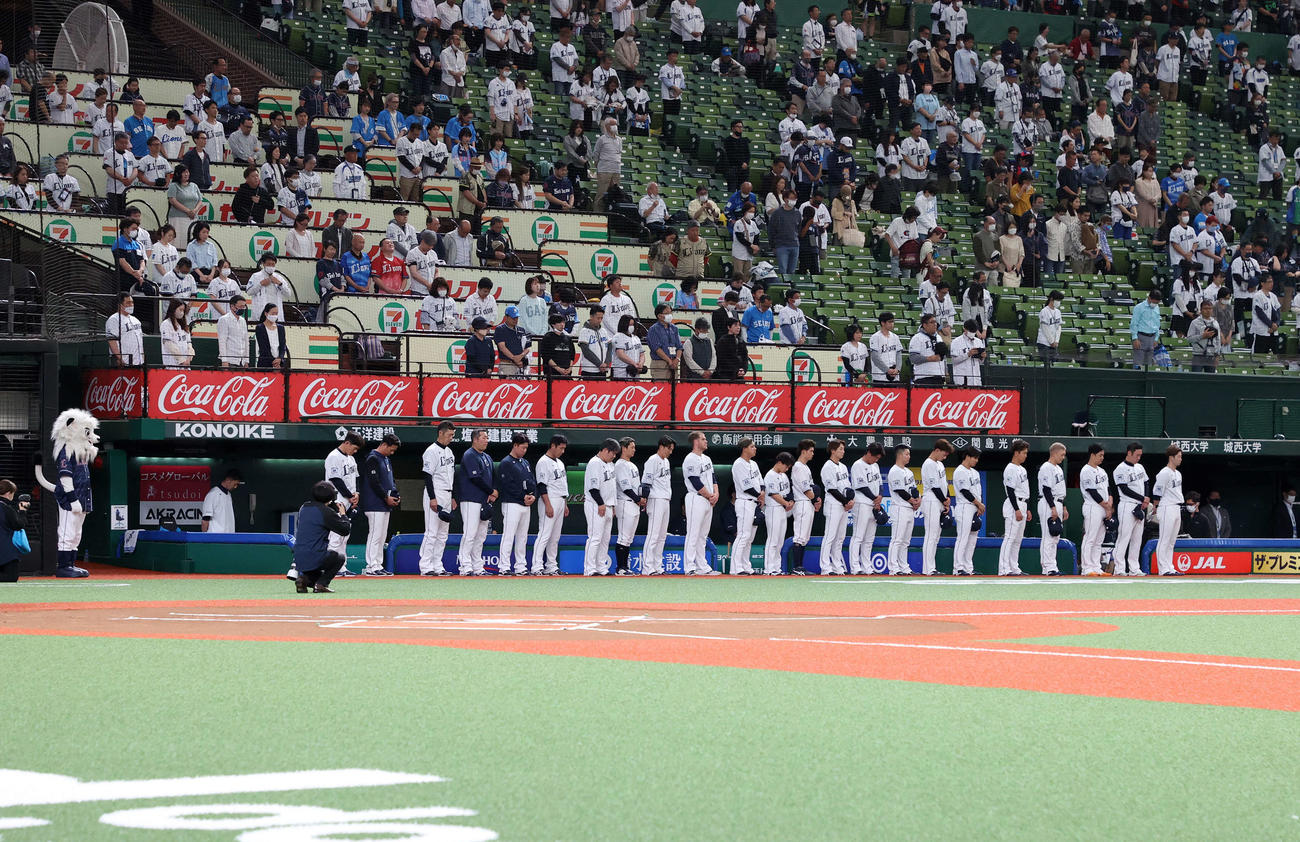 西武対オリックス　試合前、中西太氏の追悼セレモニーで黙とうする西武の選手たち（撮影・鈴木正人）