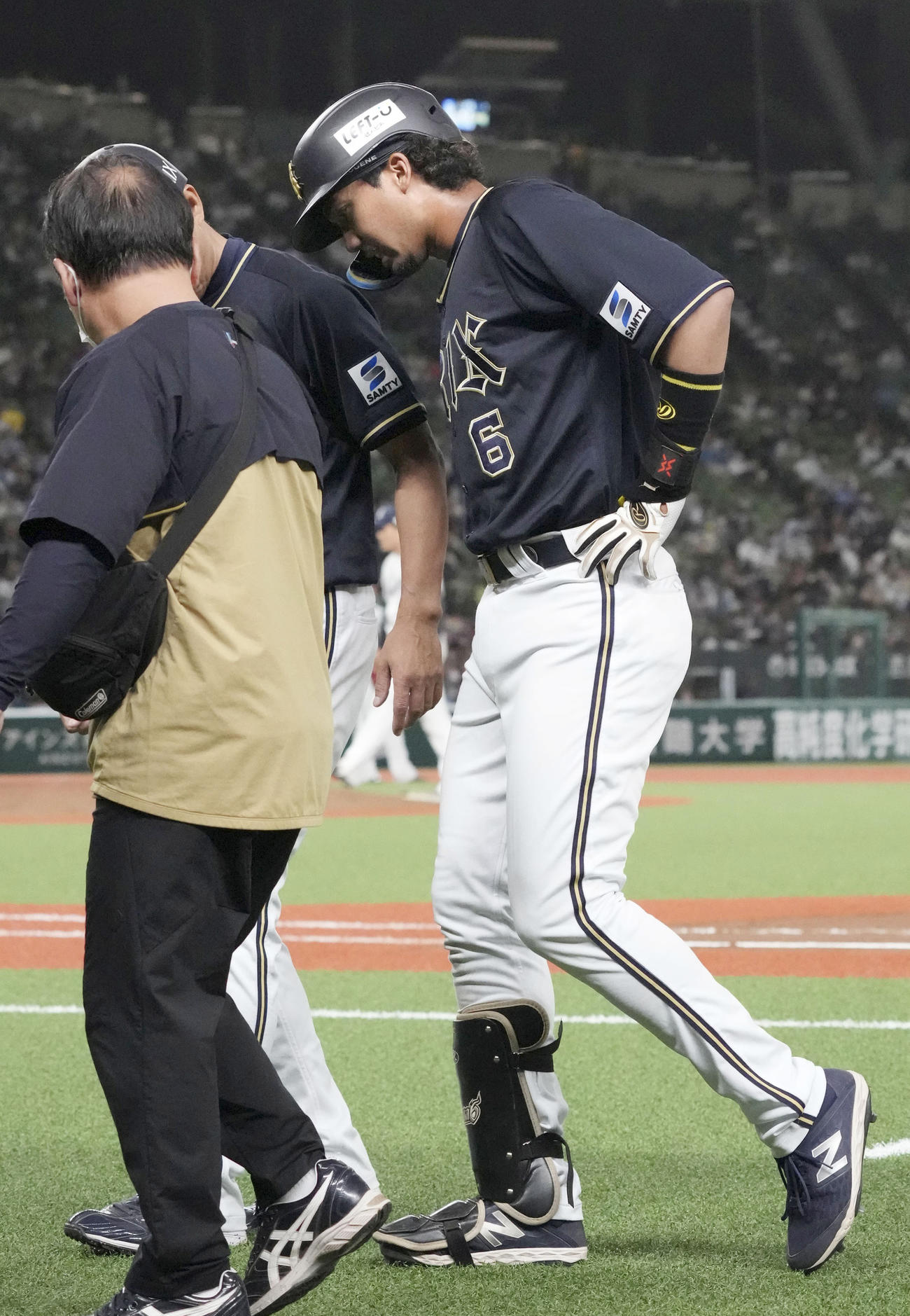 8回、遊撃内野安打を放った後、腰に手を当てベンチに戻るオリックス宗。このまま交代し（共同）