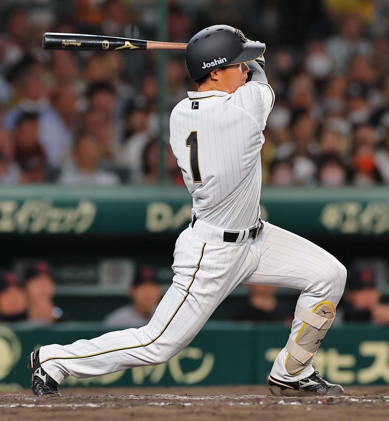 7回裏阪神1死一、二塁、森下は左前に同点適時打を放つ（撮影・上田博志）