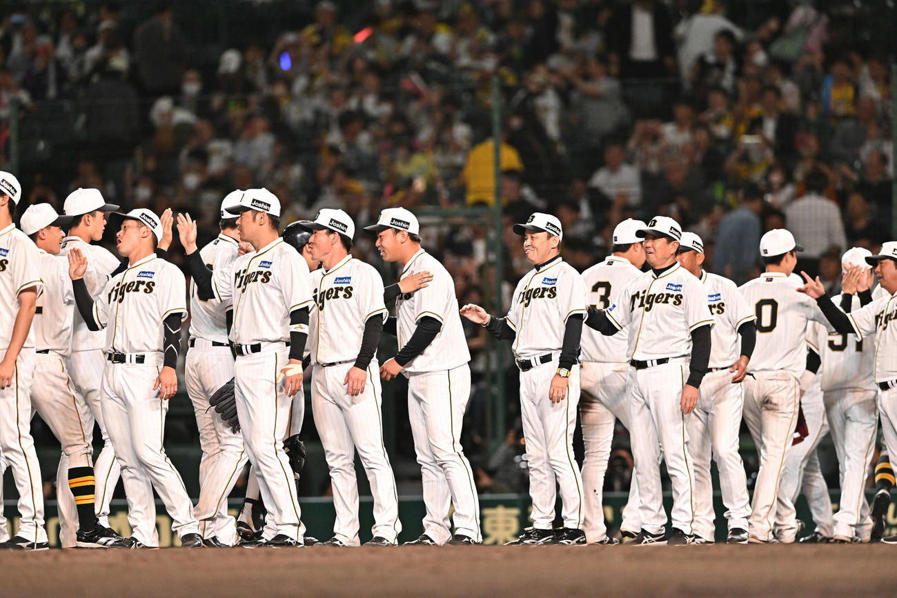 阪神対巨人　試合に勝利しタッチをかわす阪神の選手たち（撮影・滝沢徹郎）