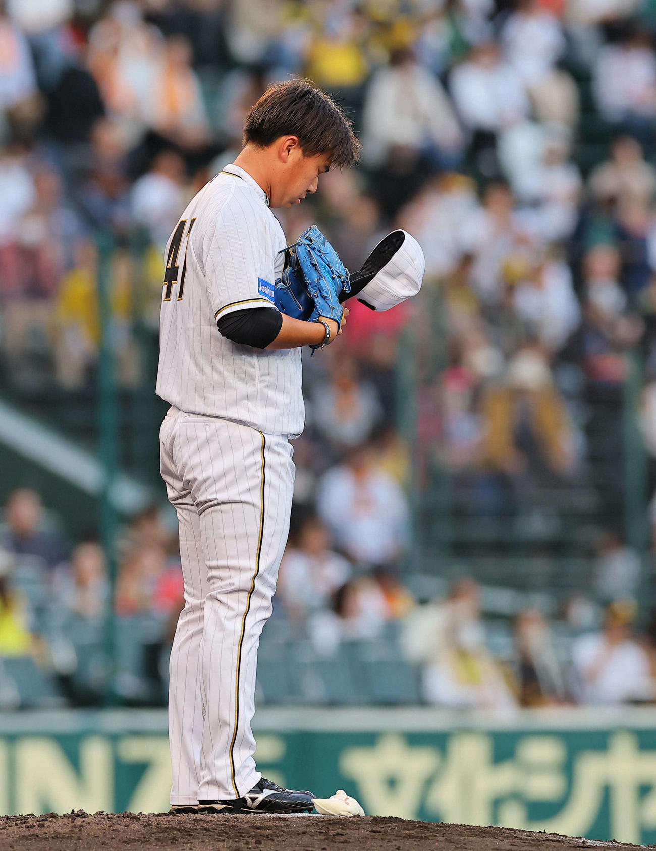 投球前にマウンドで目を閉じる桐敷（撮影・上田博志）