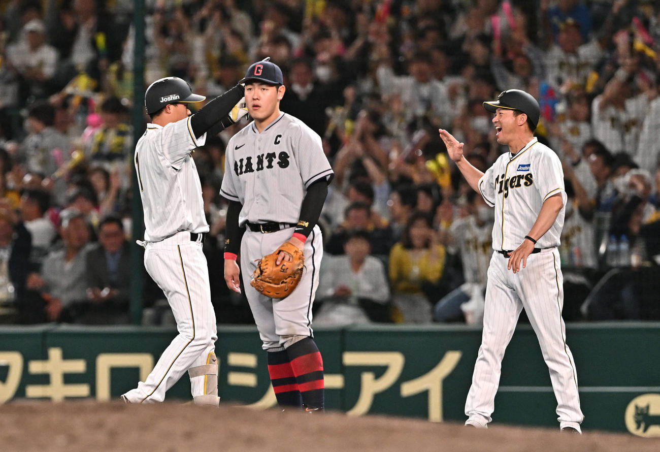 阪神対巨人　7回裏阪神1死一、二塁、森下（左）は左前適時打を放ちベンチへ向かいポーズを決める。一塁手岡本和（撮影・滝沢徹郎）