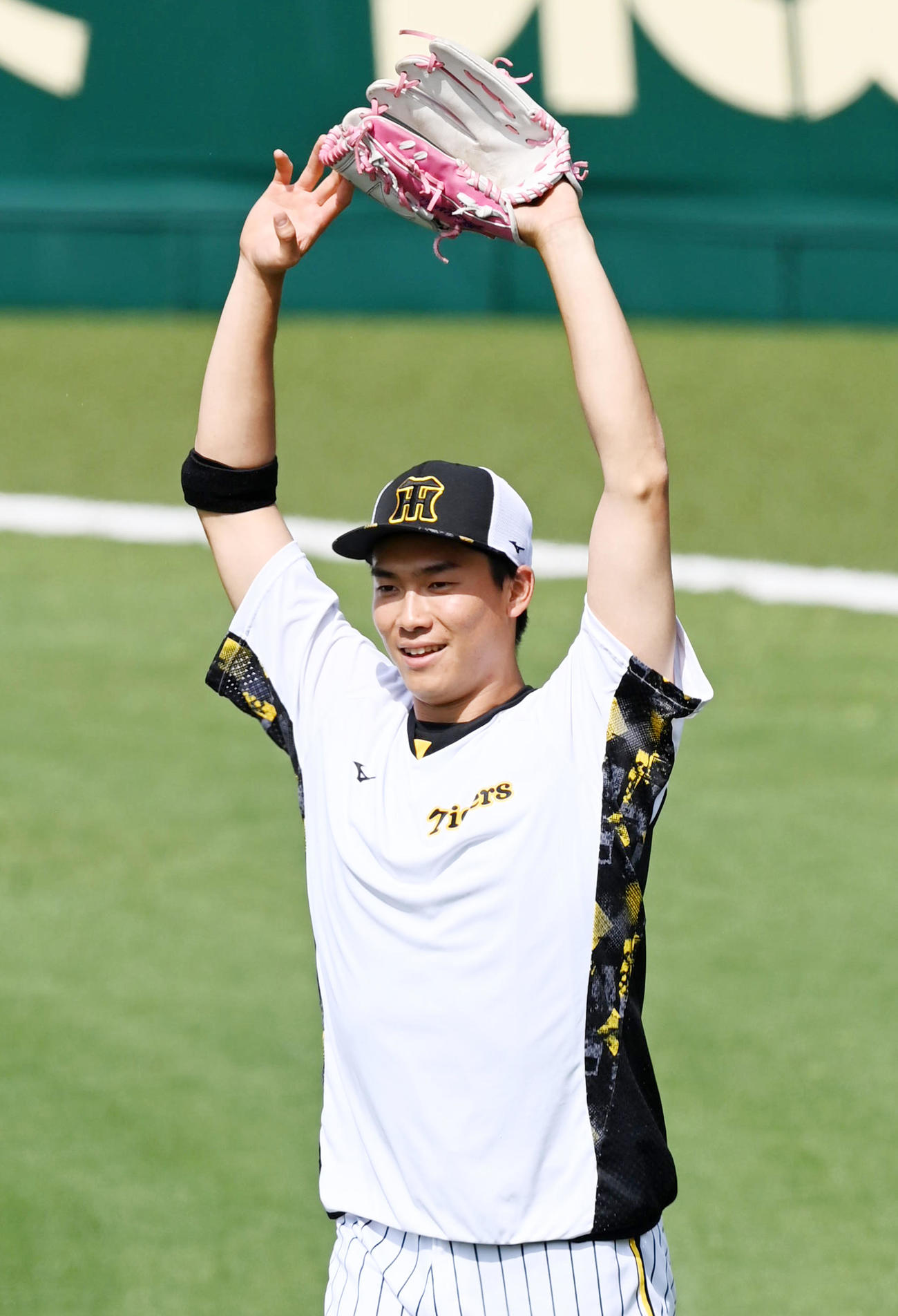 阪神対巨人　笑顔でキャッチボールを行う阪神湯浅（撮影・前岡正明）