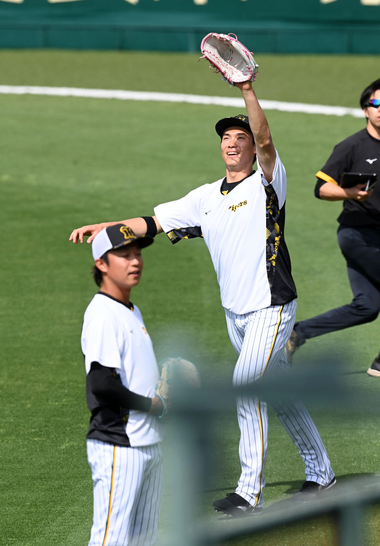 阪神対巨人　笑顔でキャッチボールを行う阪神湯浅（撮影・前岡正明）