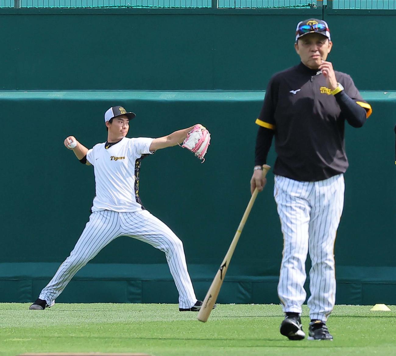 阪神対巨人　1軍に合流しキャッチボールをする湯浅。右は岡田監督（撮影・上田博志）