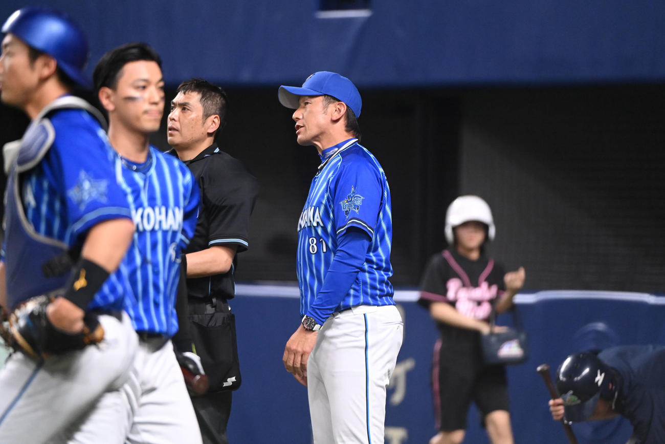 中日対DeNA 8回表DeNA攻撃終了、選手交代を告げる三浦監督（右）（撮影・森本幸一）