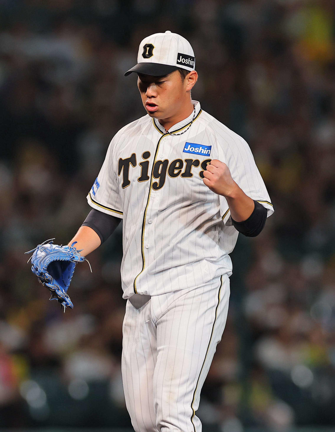 6回表巨人2死一、二塁、大城を投ゴロに抑えガッツポーズをする桐敷（撮影・上田博志）