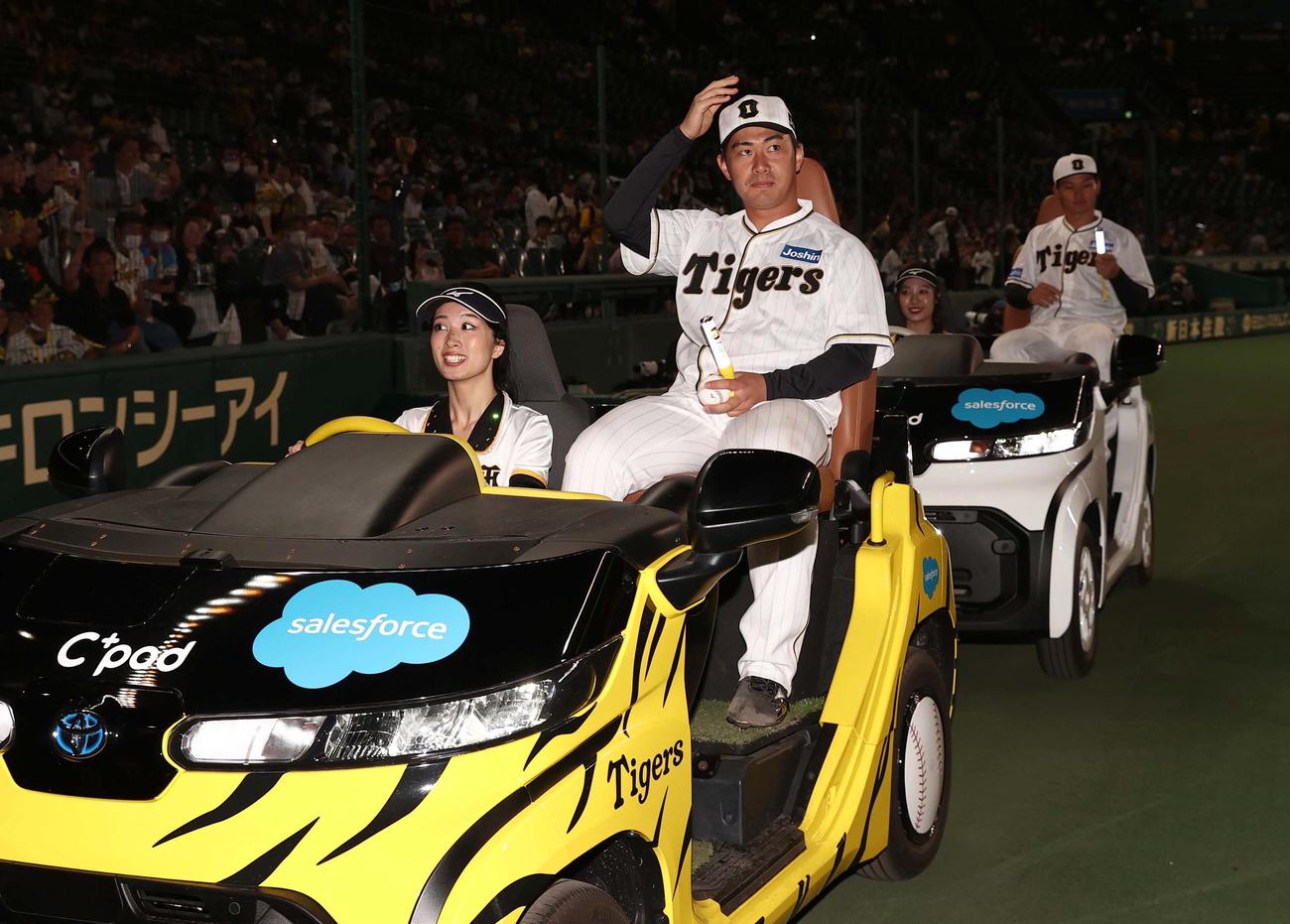 阪神対巨人　リリーフカーに乗り場内を1周する桐敷（左）と森下（撮影・上田博志）