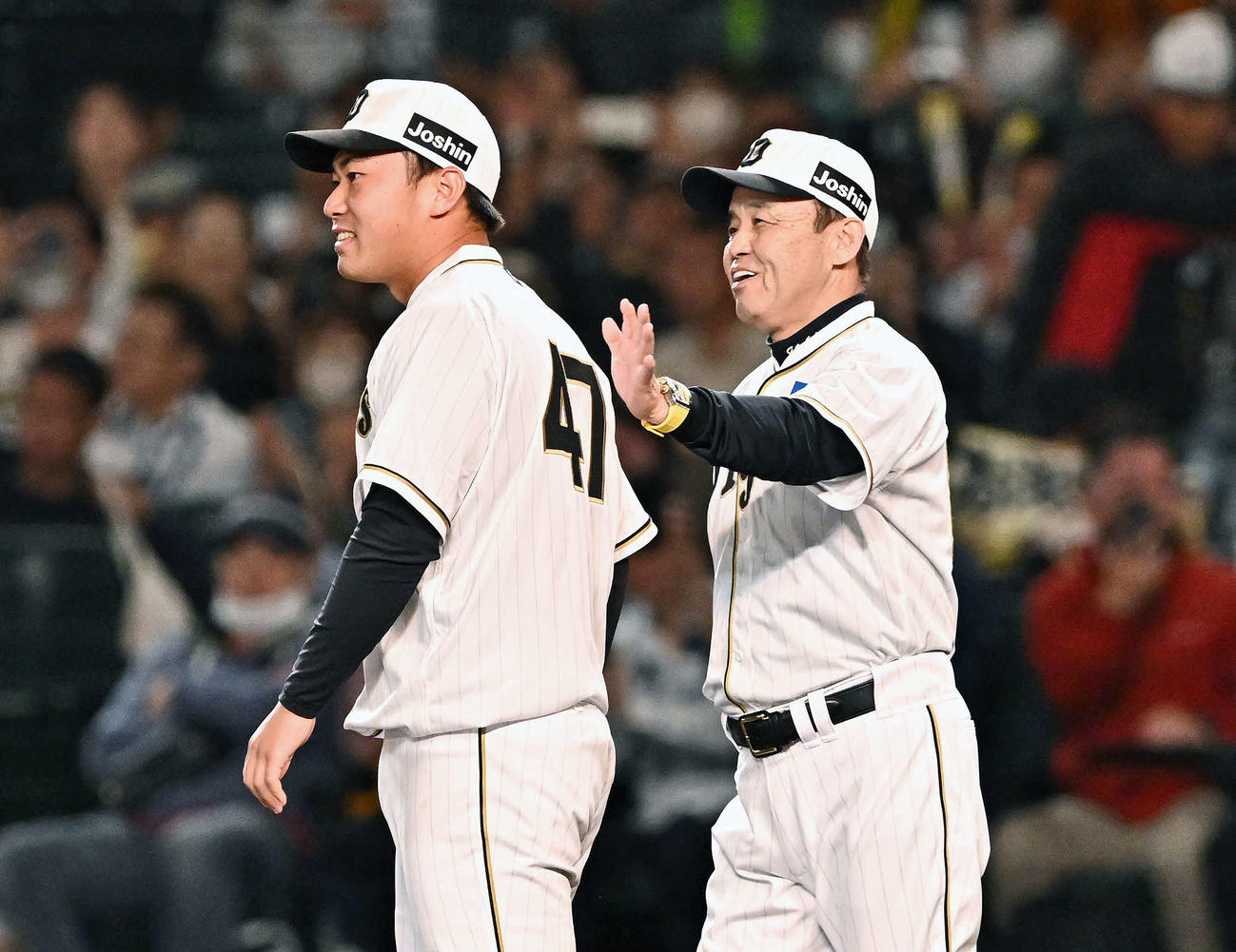 阪神対巨人　試合後、プロ初勝利の阪神桐敷（左）は岡田監督からねぎらわれる（撮影・滝沢徹郎）