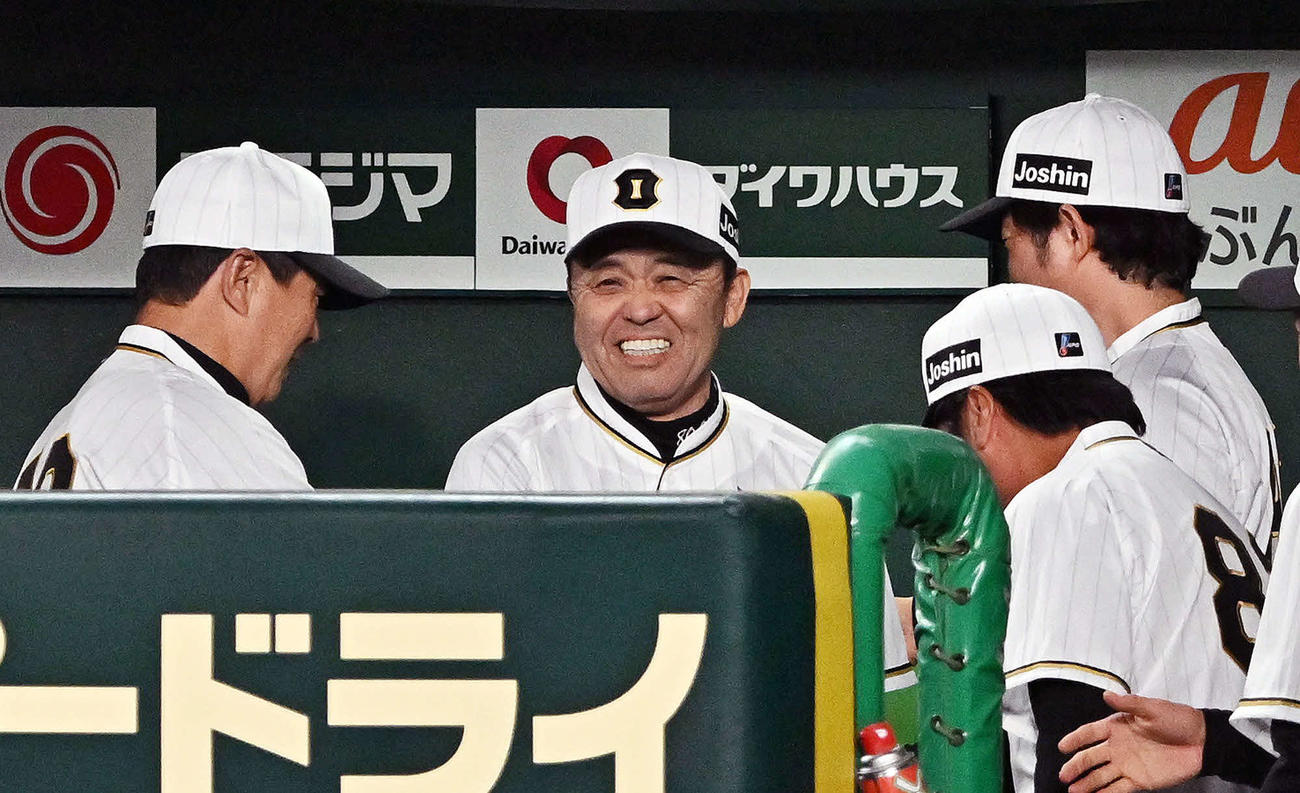 阪神対巨人　試合に勝利し笑顔の阪神岡田監督（左から2人目）（撮影・滝沢徹郎）