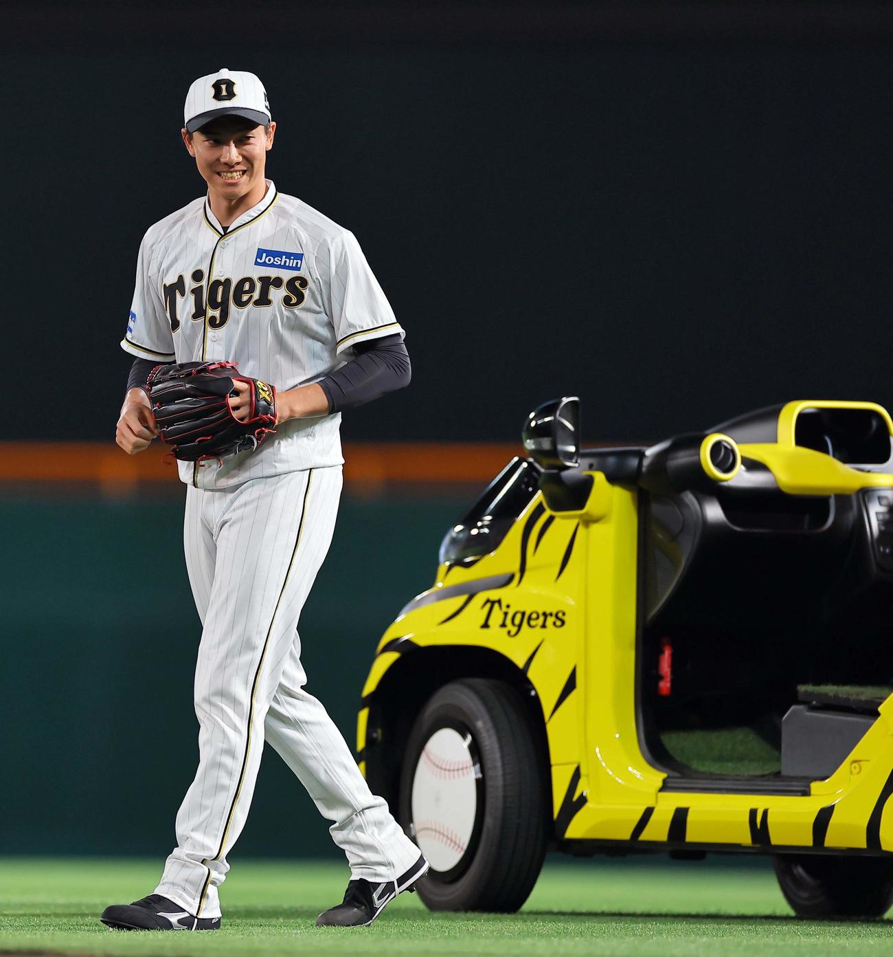 阪神対巨人　阪神2番手で登場した湯浅は笑顔を見せながらマウンドへ向かう（撮影・上田博志）