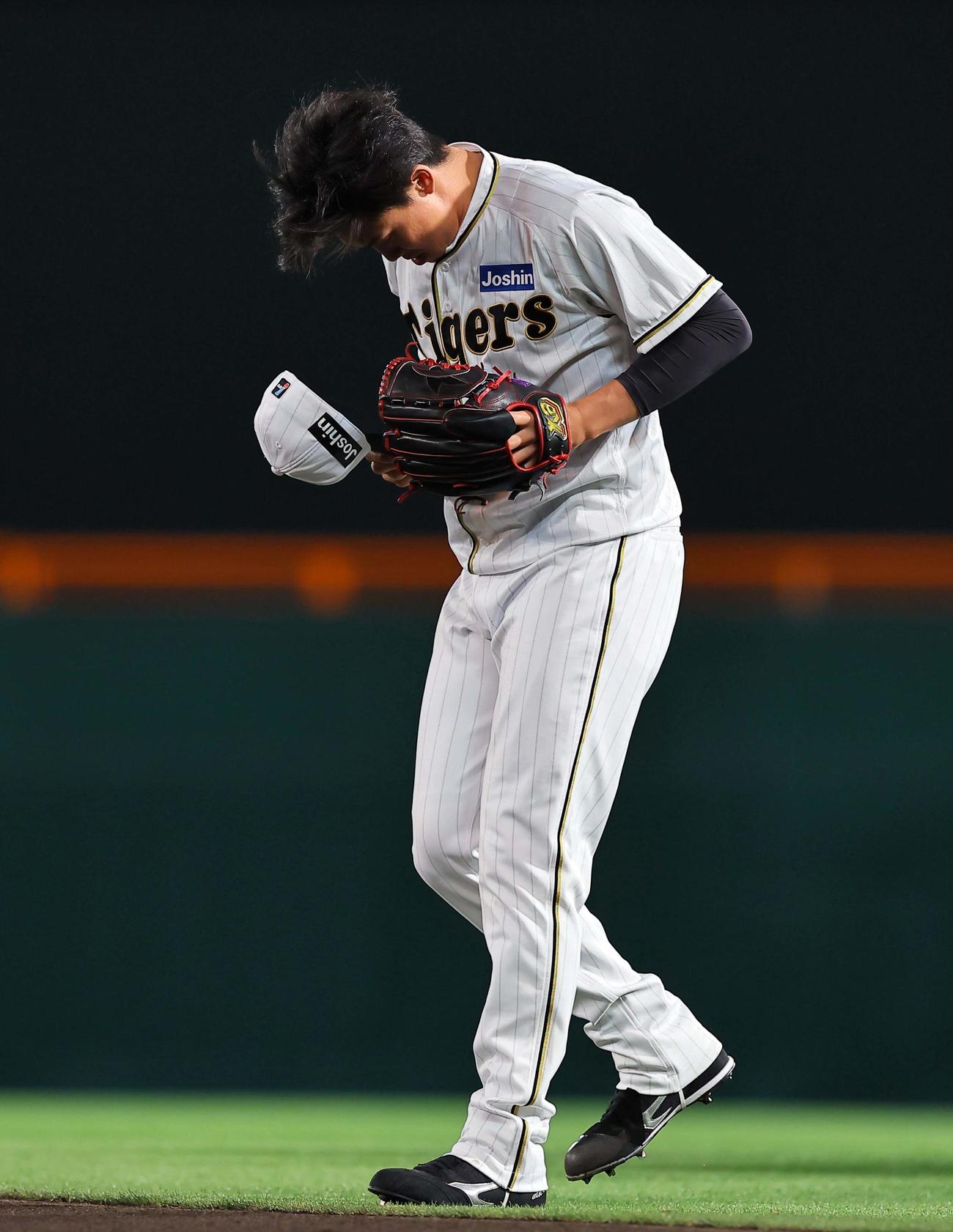 阪神対巨人　阪神2番手で登場した湯浅は一礼してからマウンドへ向かう（撮影・上田博志）