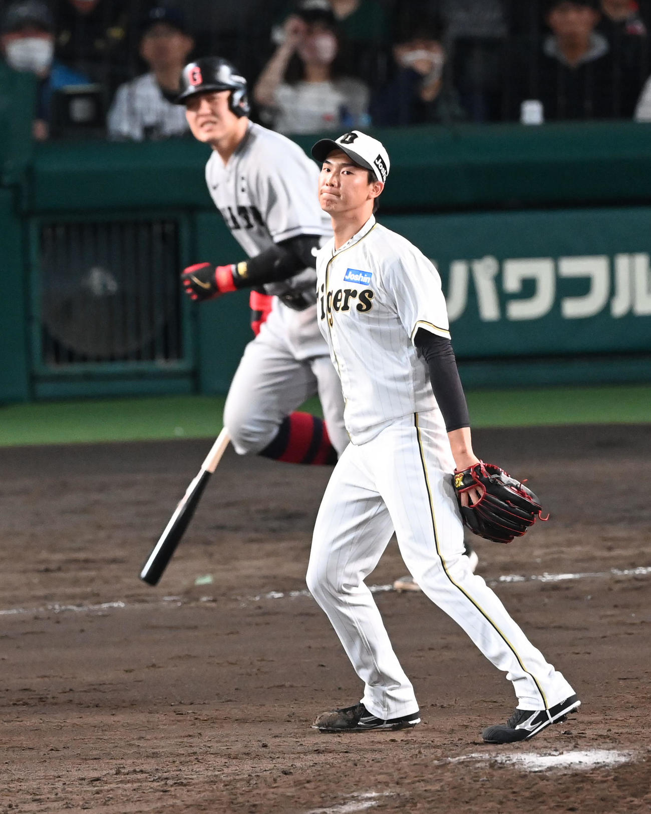 阪神対巨人　8回表巨人2死一、二塁、岡本和を中飛に打ち取った湯浅（撮影・前岡正明）