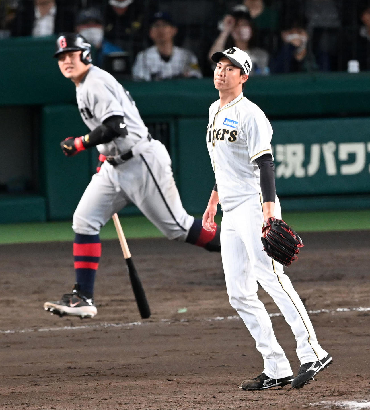 阪神対巨人　8回表巨人2死一、二塁、岡本和を中飛に打ち取った湯浅（撮影・前岡正明）