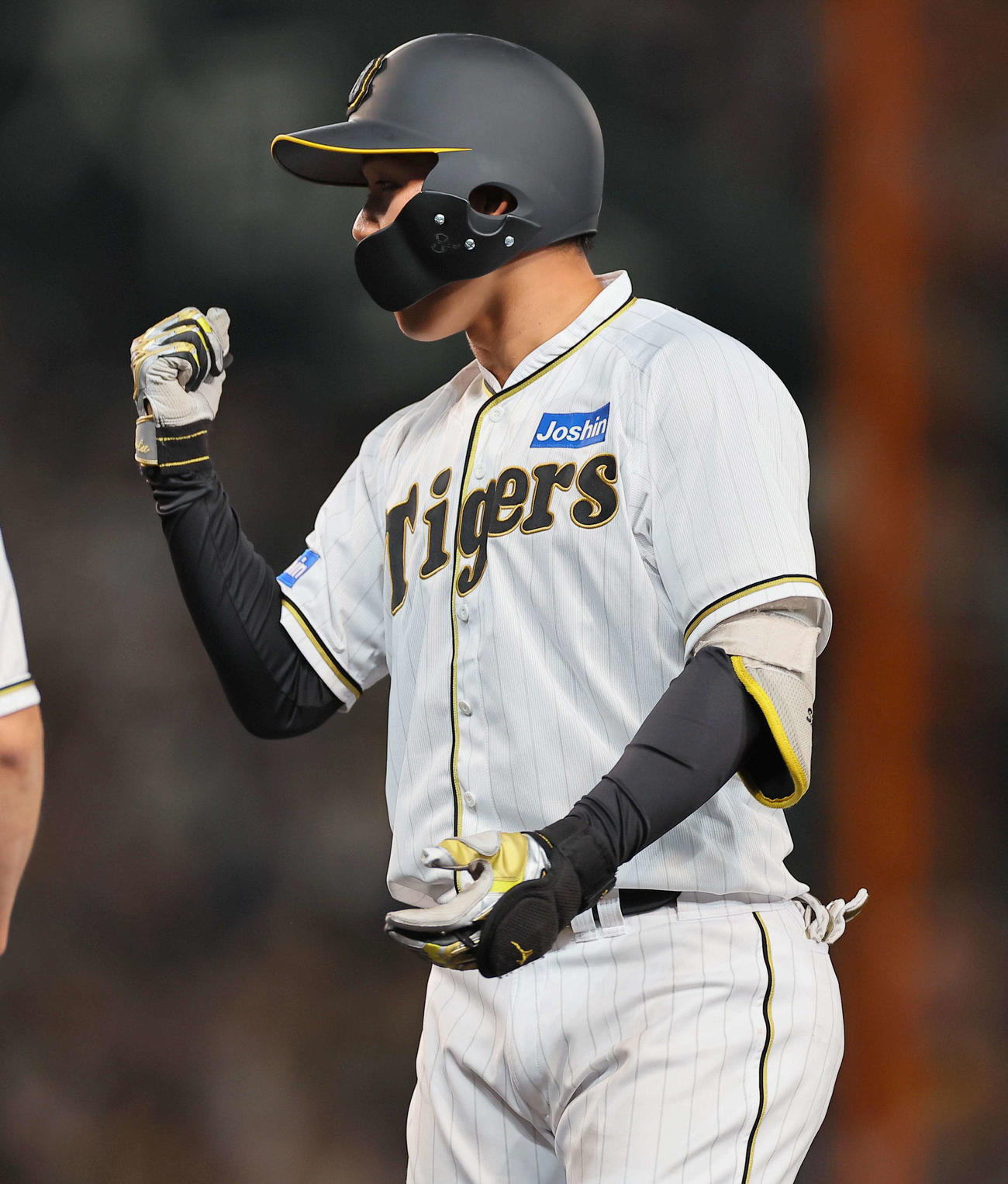 阪神対巨人　7回裏阪神1死一、二塁、同点適時打を放ちガッツポーズをする森下（撮影・上田博志）