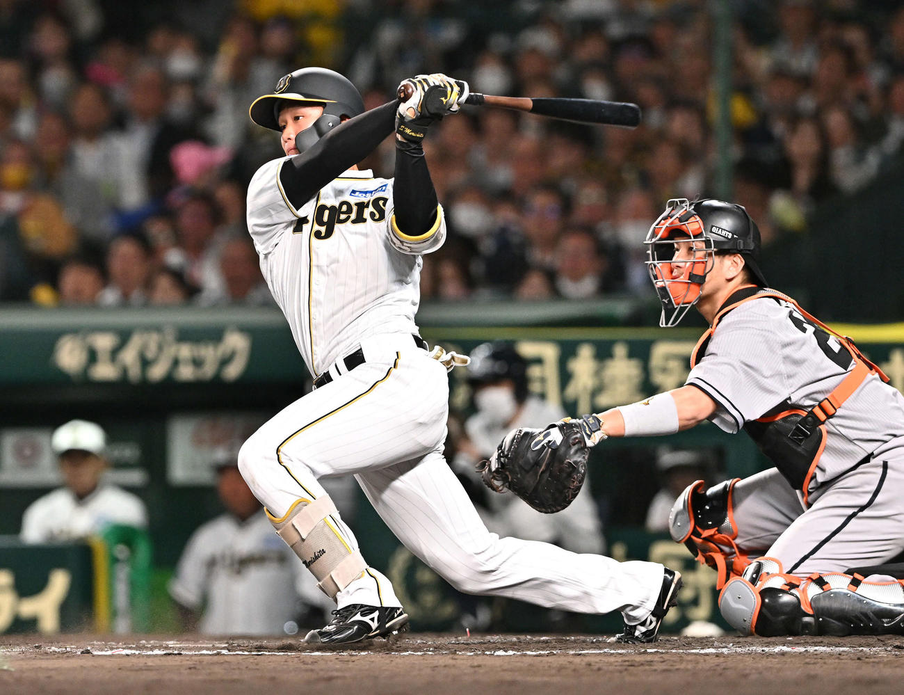 阪神対巨人　7回裏阪神1死一、二塁、森下は左前適時打を放つ（撮影・滝沢徹郎）