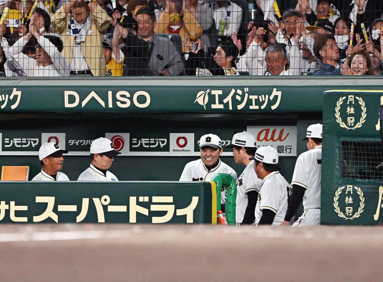 阪神対巨人　試合に勝利し笑顔の阪神岡田監督（左から3人目）（撮影・滝沢徹郎）