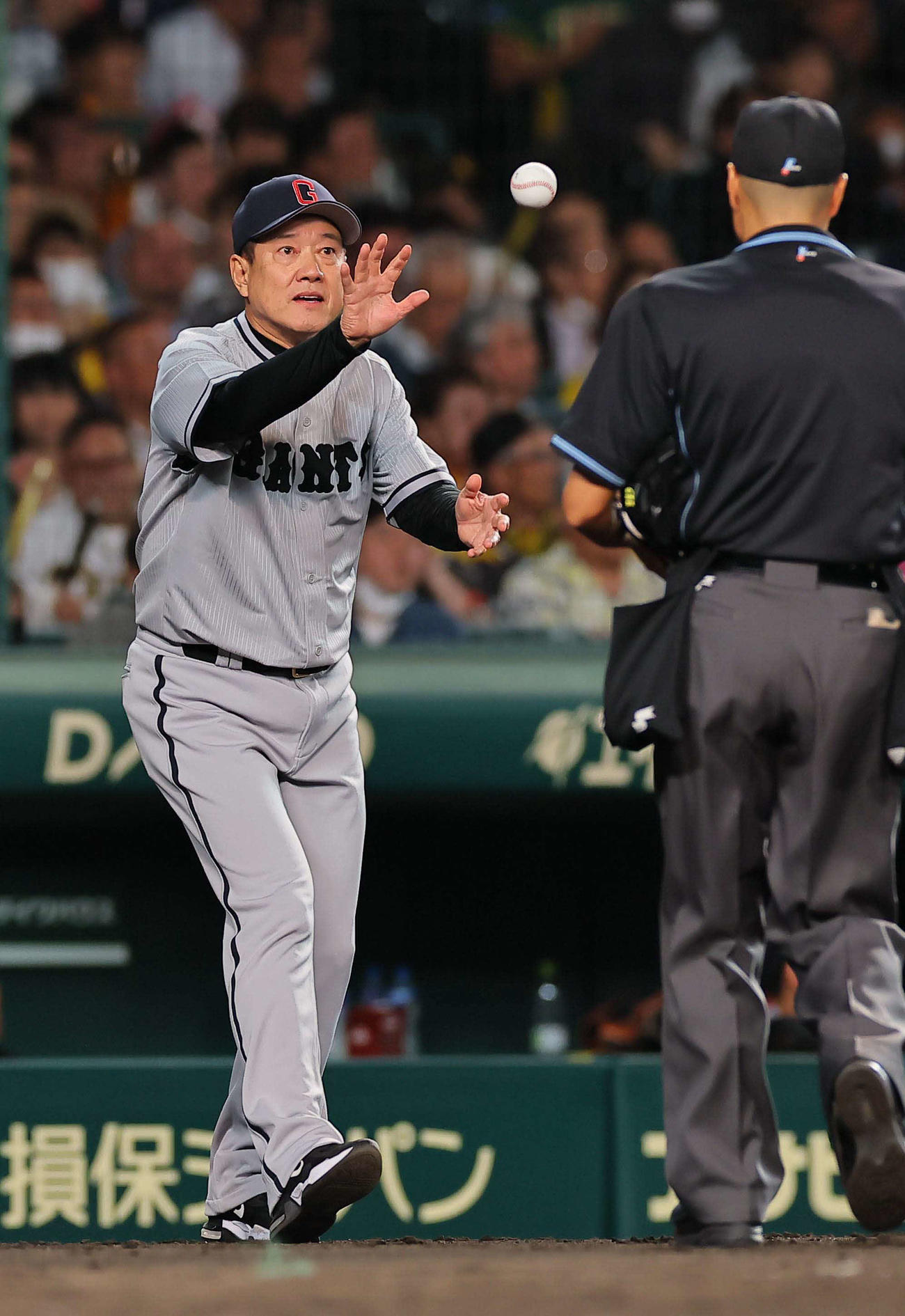 阪神対巨人　選手交代を告げた原監督はボールを受け取りマウンドへ向かう（撮影・上田博志）