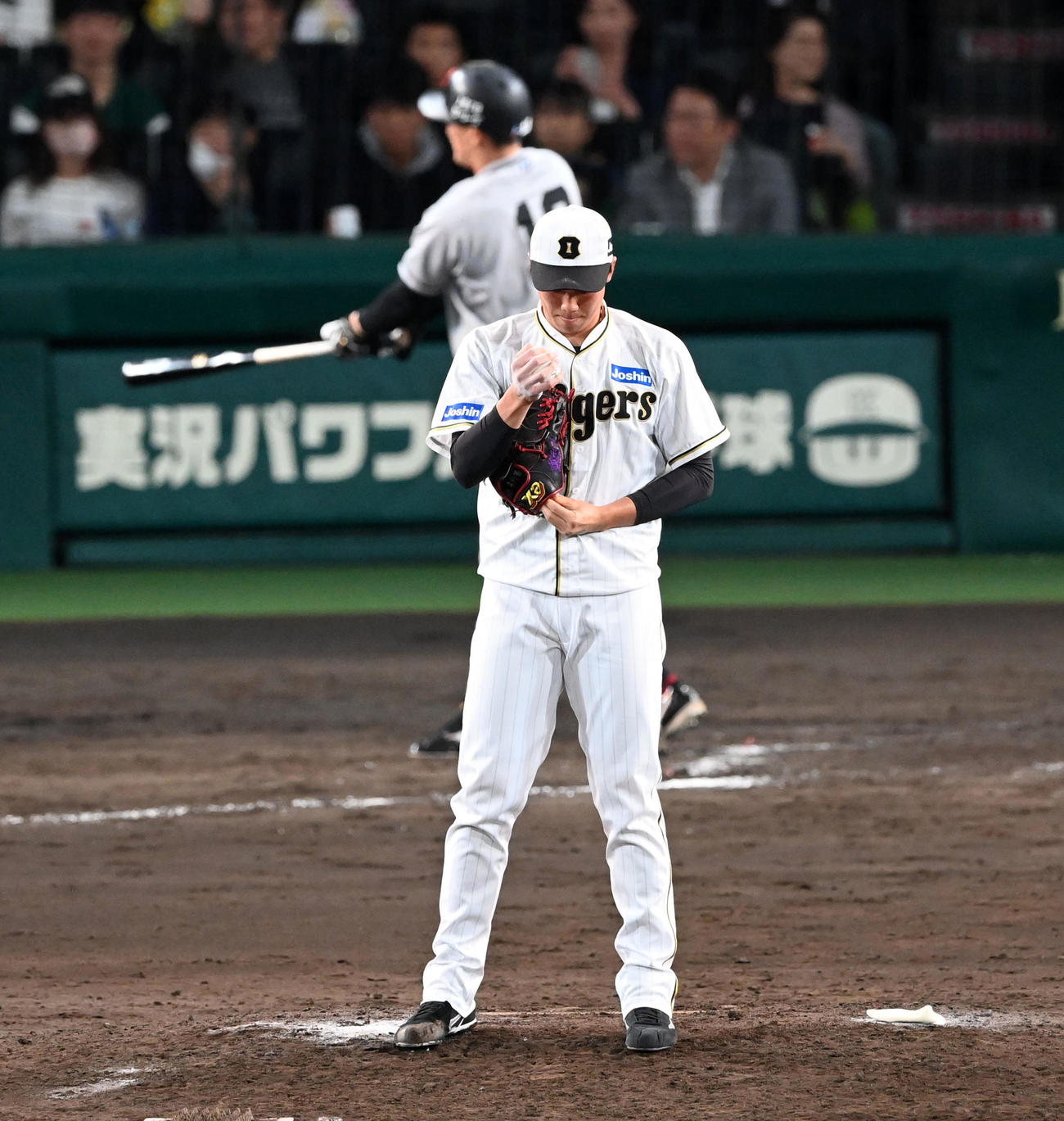 阪神対巨人　8回、マウンドで精神統一を行う湯浅（撮影・前岡正明）