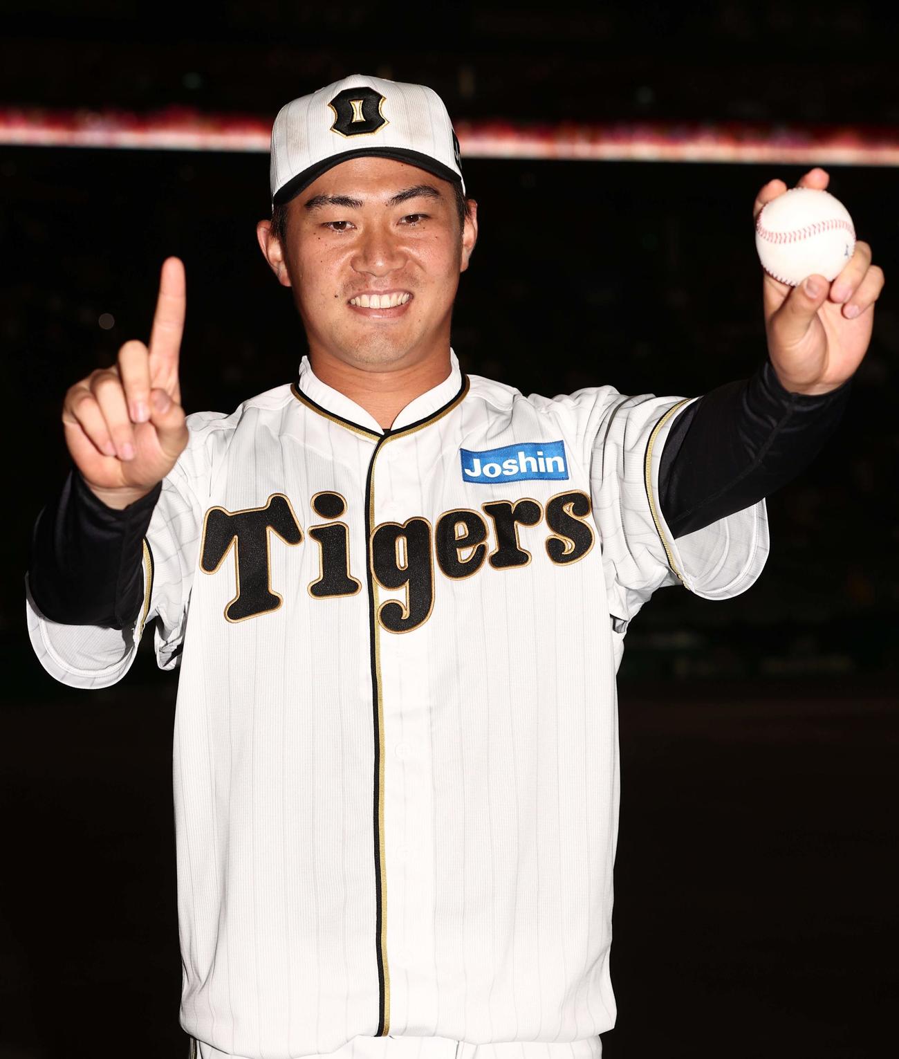 阪神対巨人　勝利球を手に笑顔を見せる桐敷（撮影・上田博志）