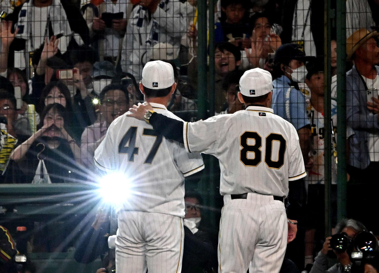 阪神対巨人　試合後、プロ初勝利の阪神桐敷（左）は岡田監督と記念撮影する（撮影・滝沢徹郎）