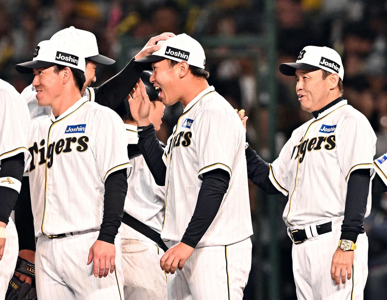 阪神対巨人　試合後、プロ初勝利の阪神桐敷（前列中央）は試合を締めた岩崎（後列左）から祝福される。前列右は岡田監督（撮影・滝沢徹郎）