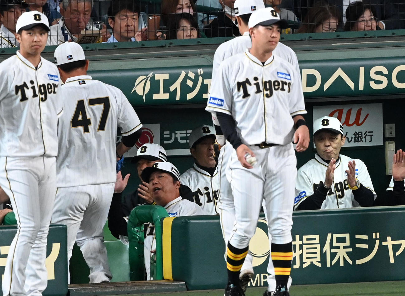 6回、桐敷（左）を拍手で迎える岡田監督（撮影・前岡正明）