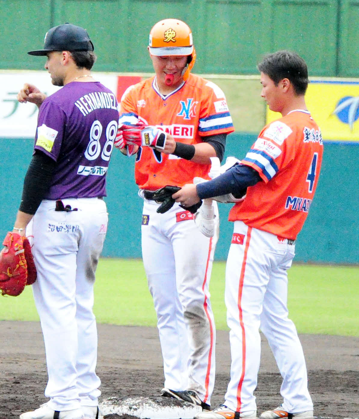 5安打目を放ち、一塁塁上で笑顔を見せる小池
