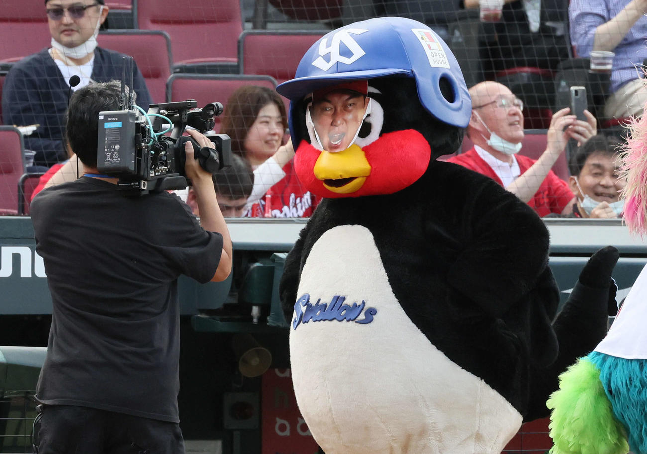 広島対ヤクルト　新井監督のお面をつけるつば九郎（撮影・加藤孝規）