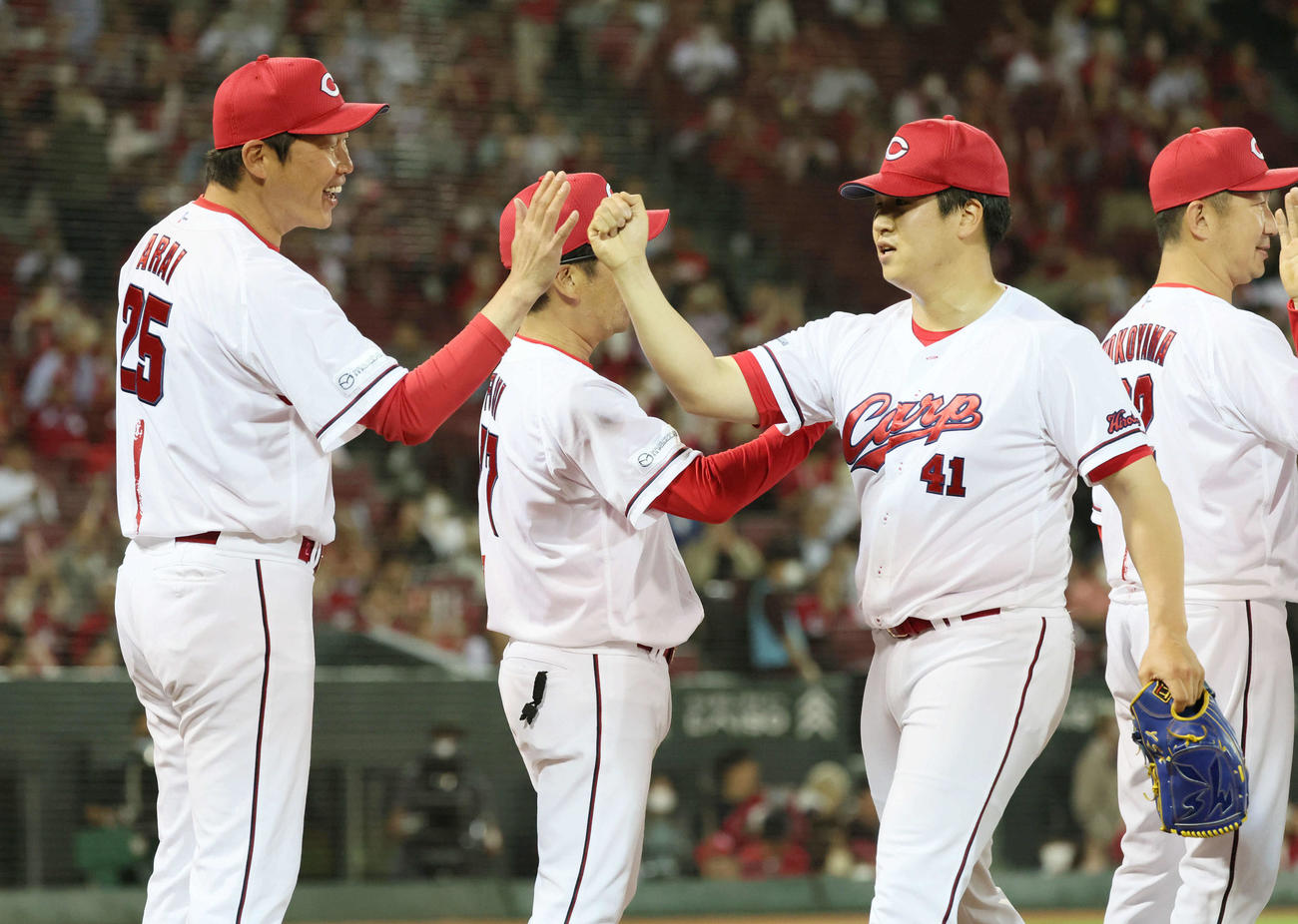 広島対ヤクルト　最後を締めた矢崎を迎える新井監督（左）（撮影・加藤孝規）