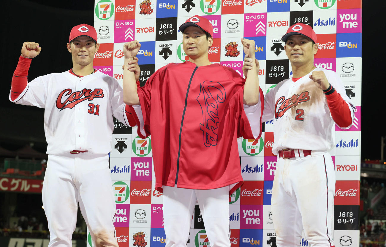 広島対ヤクルト　お立ち台でポーズを決める左から坂倉、島内、田中（撮影・加藤孝規）