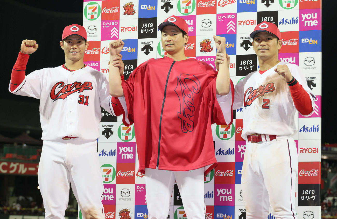 広島対ヤクルト　お立ち台でポーズを決める左から坂倉、島内、田中（撮影・加藤孝規）