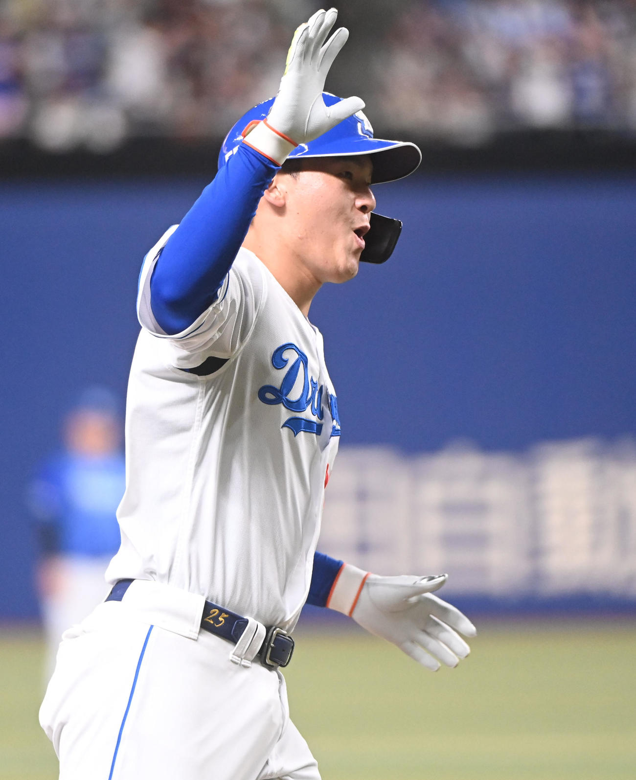 4回裏中日無死、左越え本塁打を放ちダイヤモンドを回る石川昂（撮影・森本幸一）