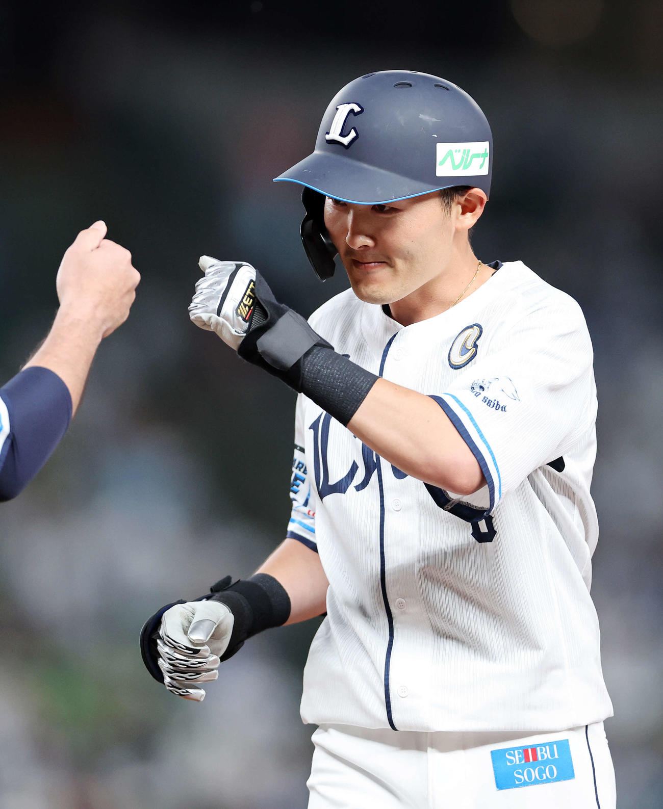 西武対オリックス　6回裏西武2死二塁、源田は左前適時打を放ち笑顔を見せる（撮影・鈴木正人）