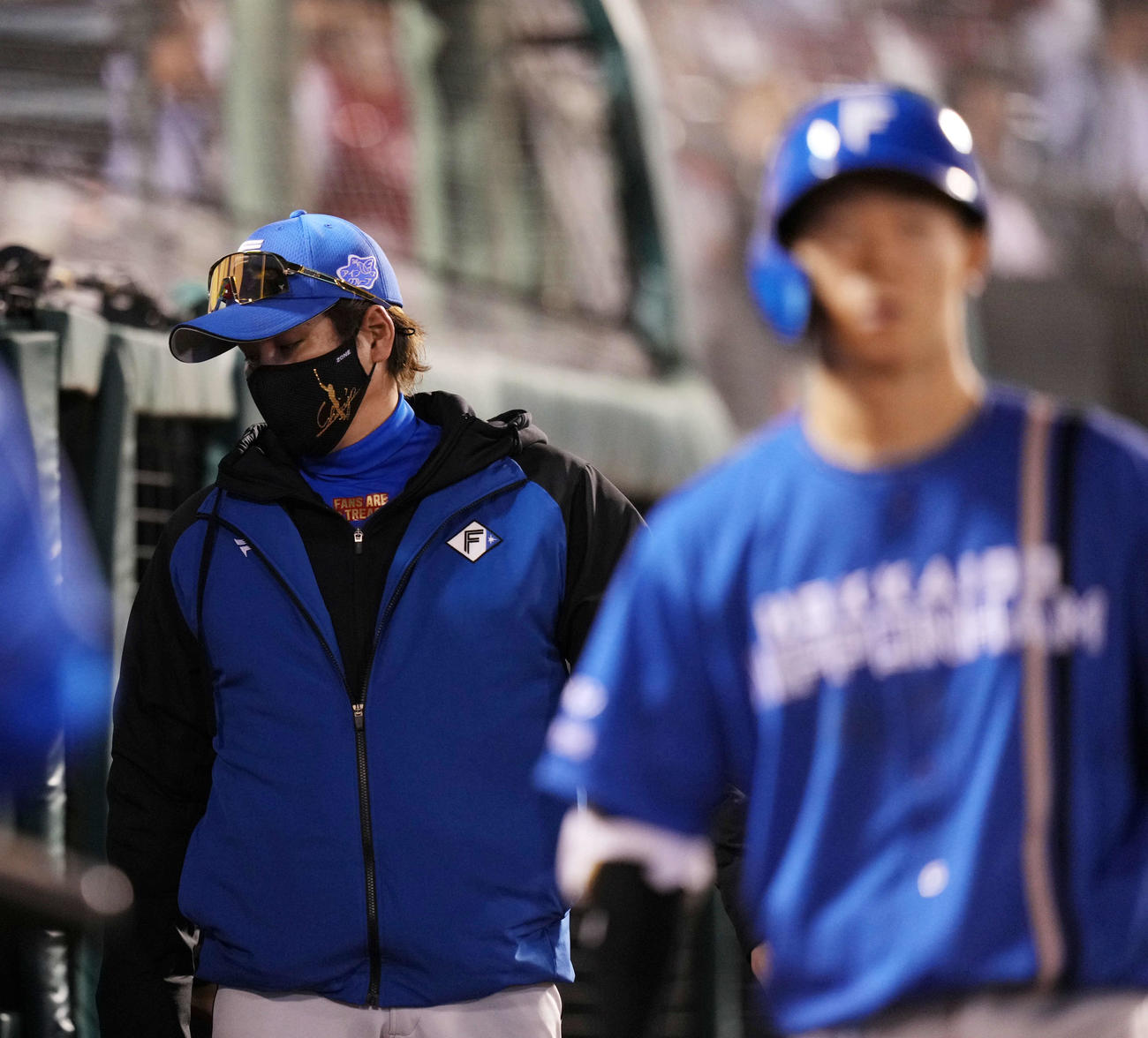 楽天対日本ハム　9回表、選手交代を告げる日本ハム新庄監督。右は矢沢（撮影・横山健太）