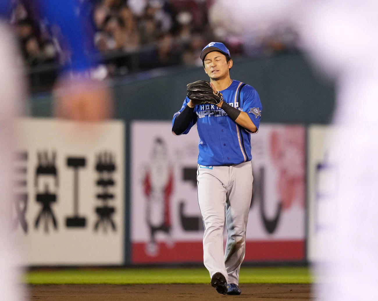 楽天対日本ハム　7回裏楽天無死、岡島の打球を後逸し肩を落とす水野（撮影・横山健太）