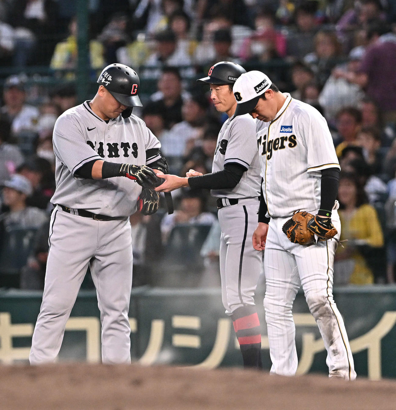 阪神対巨人　5回表巨人無死、右前打を放った中田翔（左）（撮影・滝沢徹郎）