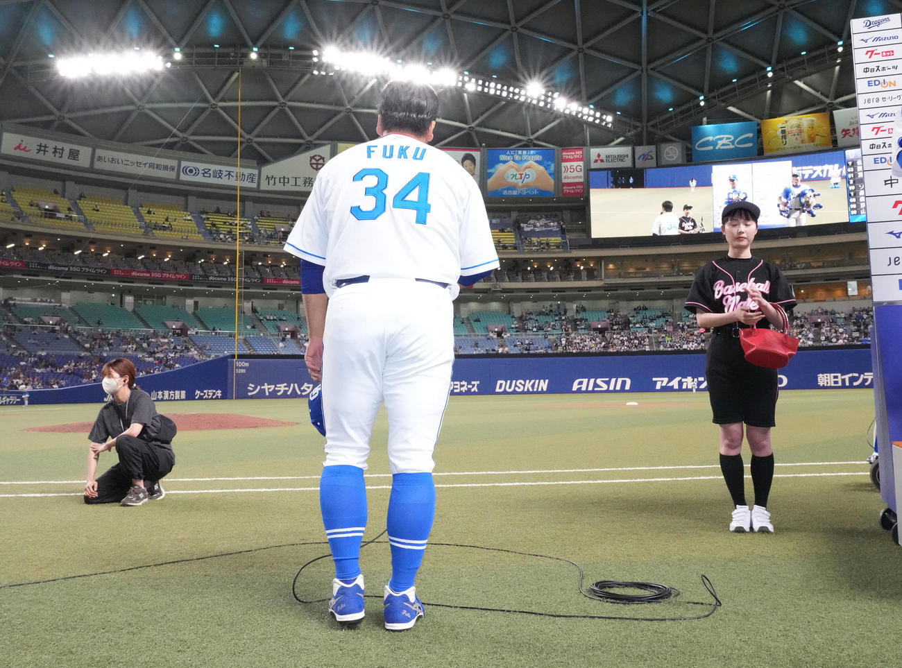 中日対DeNA　ヒーロインタビューの途中、お立ち台を降りてレフトスタンドのDeNAファンに感謝の言葉を述べ一礼する福（撮影・森本幸一）