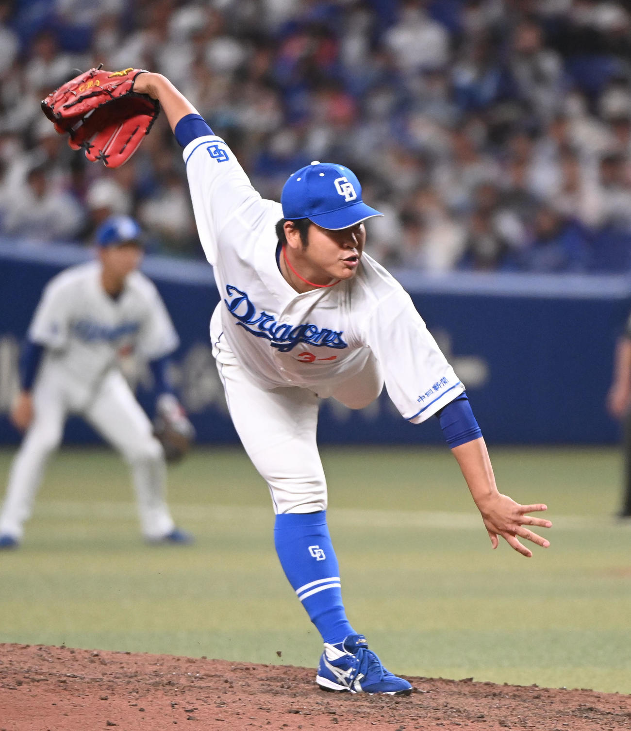 中日対DeNA 8回表DeNA1死二塁、中日3番手で登板する福（撮影・森本幸一）