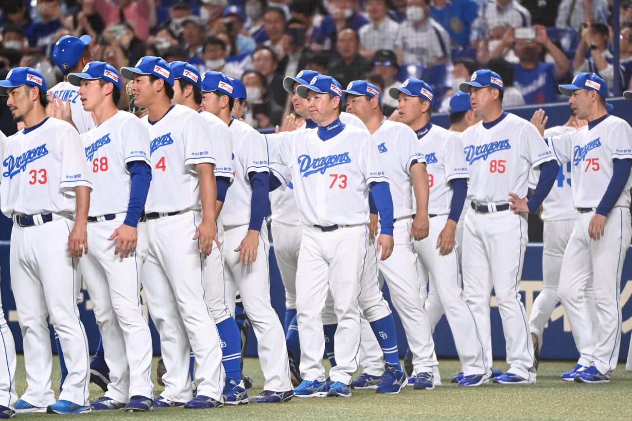 中日対DeNA　試合終了、ナインを迎える立浪監督（中央）（撮影・森本幸一）