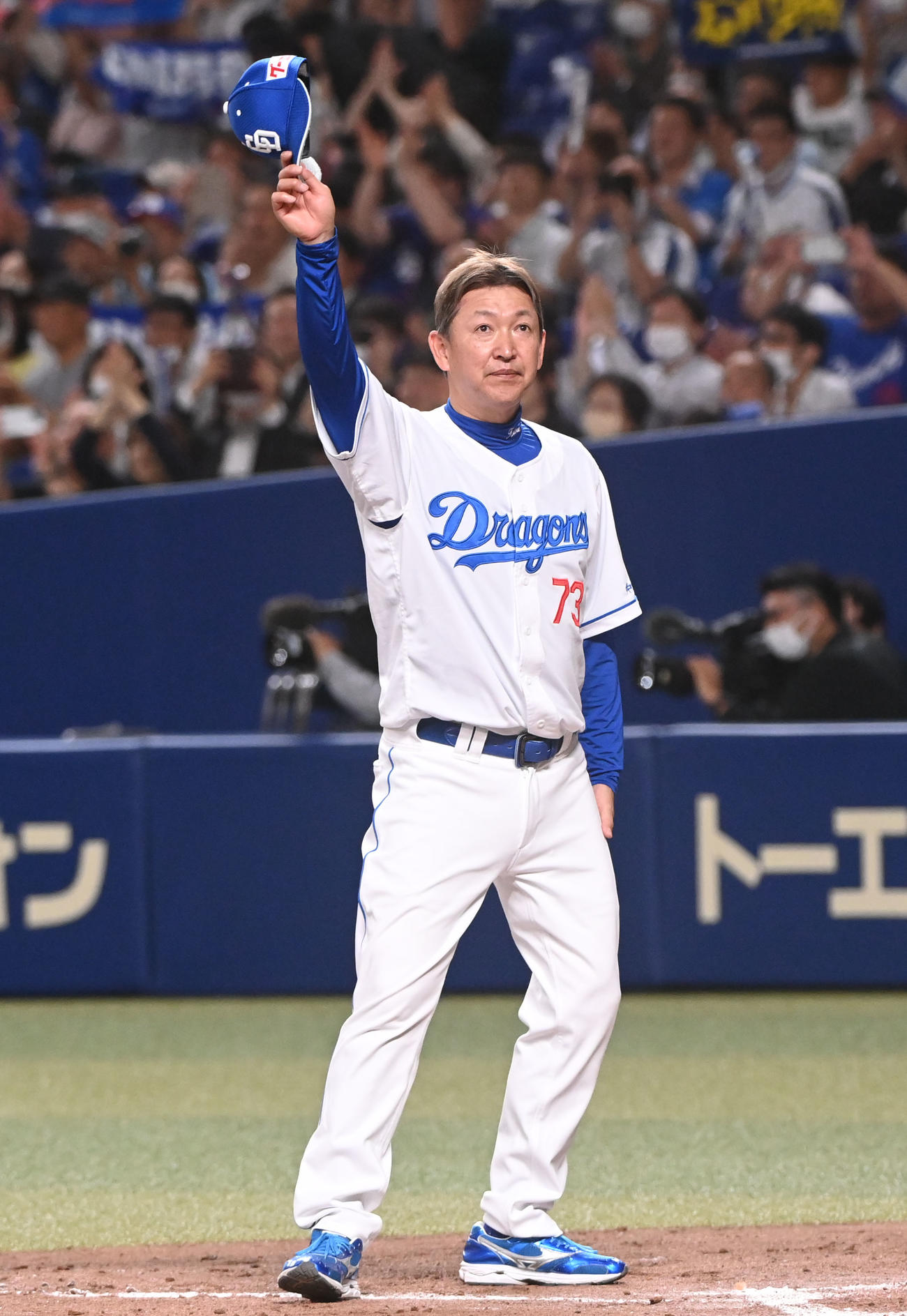 中日対DeNA　試合終了、スタンドの観客に手を振る立浪監督（撮影・森本幸一）