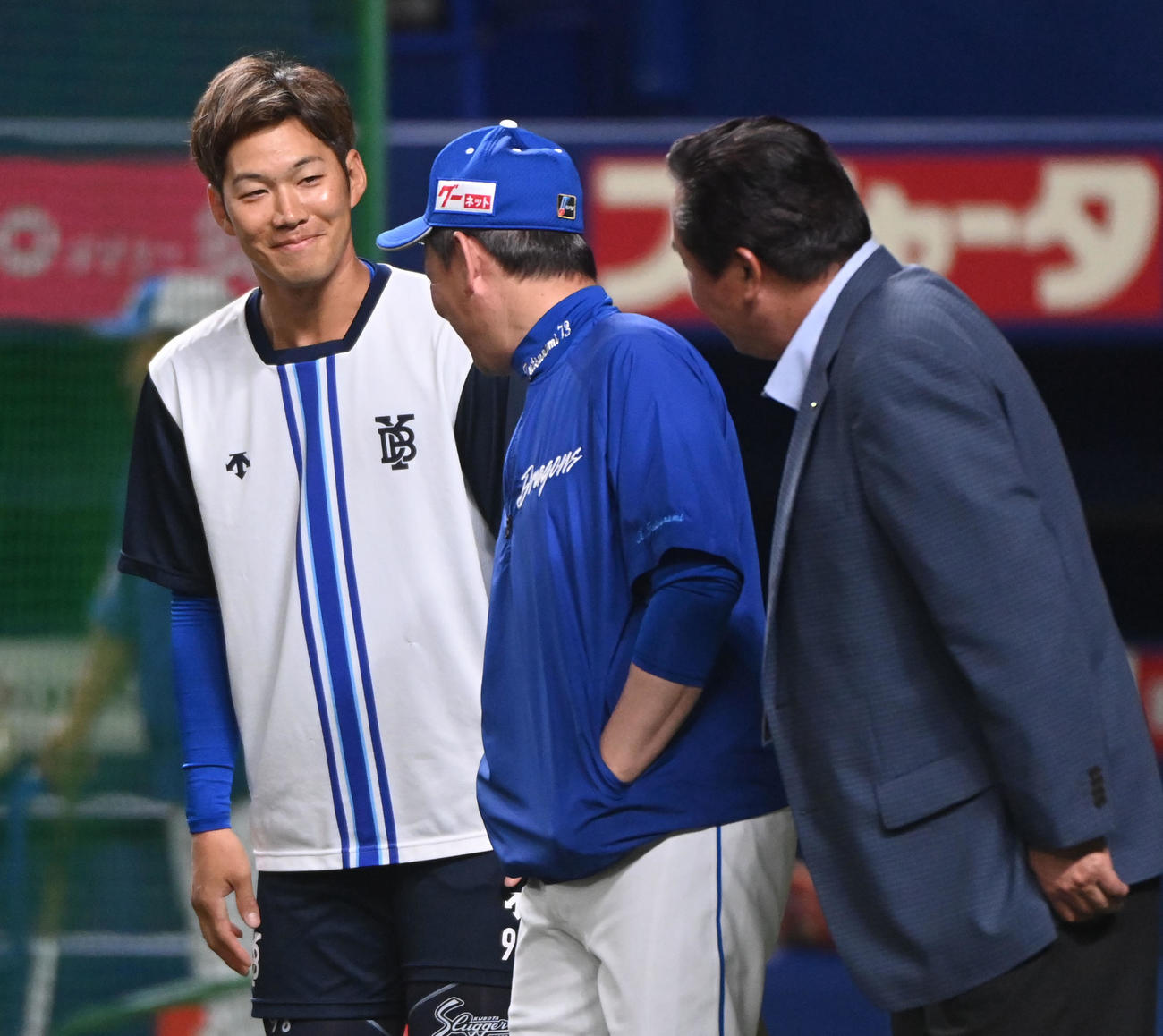 中日対DeNA　試合前、立浪監督にあいさつする京田（左）（撮影・森本幸一）